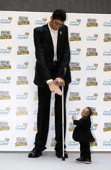 Самый высокий человек в мире встретился с самым низким